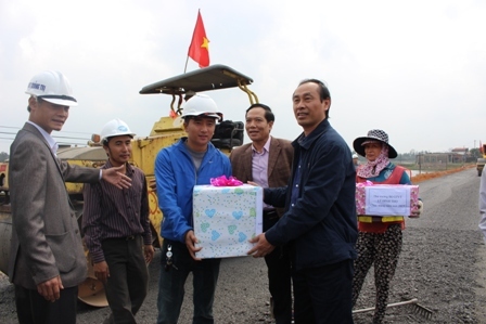 Thứ trưởng Lê Đình Thọ trao quà động viên công nhân cán bộ, công nhân thi công tại dự án BOT phía Bắc tỉnh Quảng Trị