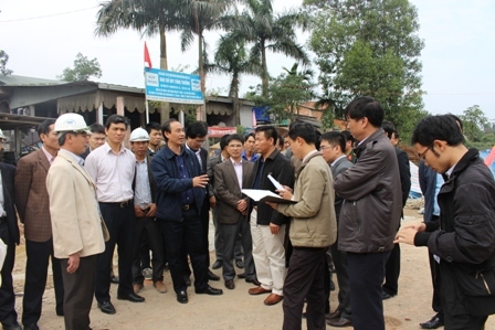 Thứ trưởng Lê Đình Thọ kiểm tra, chỉ đạo tại hiện trường cầu vượt đường sắt trên dự án mở rộng QL1 Quảng Trị