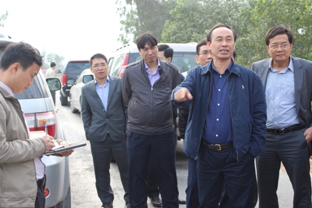 Thứ trưởng Lê Đình Thọ chỉ đạo Sở GTVT Quảng Bình khẩn trương biện pháp thi công rãnh dọc đoạn có mạch nước ngầm tại đoạn Dốc Sỏi trên QL1 phía Nam Quảng Bình và yêu cầu đảm bảo giao thông tại các đầu cầu; nghiên cứu biện pháp khắc phục sửa chữa đoạn mặt đường QL1 bằng BTXT đang bị hư hỏng đoạn ngoài dự án mở rộng QL1 (huyện Lê Thủy, Quảng Bình)