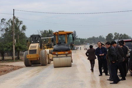 Thứ trưởng Lê Đình Thọ cùng đoàn công tác của Bộ GTVT kiểm tra dự án mở rộng QL1 Nam Quảng Bình và trao quà động viên cán bộ, công nhân làm việc trên công trường sáng 1/1