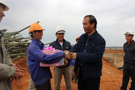 Thứ trưởng Lê Đình Thọ thăm hỏi và trao quà động viên cán bộ, công nhân bám công trường thi công trên tuyến tránh Hiền Lương sáng 1/1