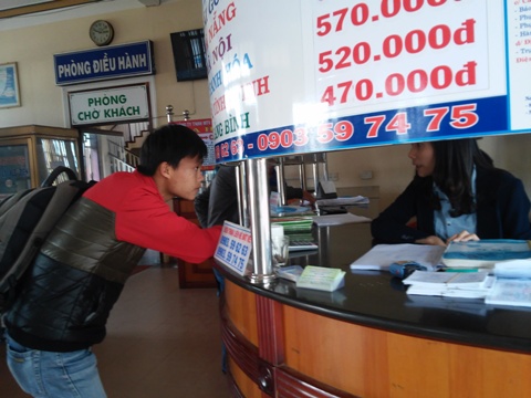 C&aacute;c gian h&agrave;ng b&aacute;n v&eacute; xe giường nằm ch&aacute;y v&eacute;. 