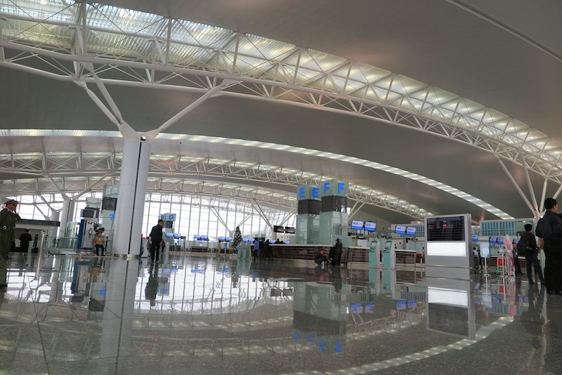 Nh&agrave; ga c&oacute; 96 quầy l&agrave;m thủ tục v&agrave; 10 kios check-in tự động cho kh&aacute;ch, c&aacute;c dịch vụ thu đổi ngoại tệ, th&ocirc;ng tin du lịch, bưu điện, b&aacute;ch h&oacute;a, lưu niệm, ăn uống giải kh&aacute;t, quầy v&eacute; giờ ch&oacute;t, dịch vụ kh&aacute;ch thương gia, ph&ograve;ng y tế được bố tr&iacute; đầy đủ.