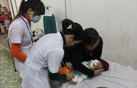 B&eacute; Linh bị nhiều vết thương