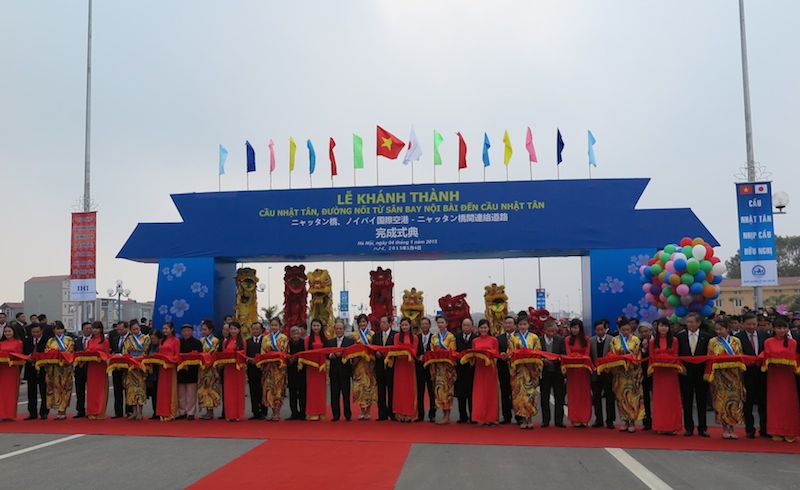 Chủ tịch Quốc hội Nguyễn Sinh Hùng cùng nhiều quan chức cấp cao cắt băng khánh thành dự án cầu Nhật Tân, đường nối Nhật Tân - Nội Bài