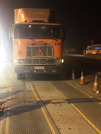 Đưa xe của C&ocirc;ng ty Duy Phong v&agrave;o trạm c&acirc;n