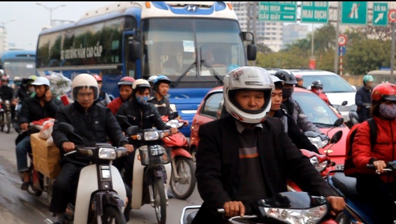 Vất vả quay trở lại H&agrave; Nội sau 4 ng&agrave;y nghỉ Tết