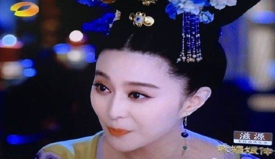 Sau khi bị cắt bỏ, c&aacute;c mỹ nh&acirc;n trong V&otilde; Tắc Thi&ecirc;n b&iacute; sử tr&ecirc;n m&agrave;n ảnh chỉ lộ từ cổ l&ecirc;n tr&ecirc;n