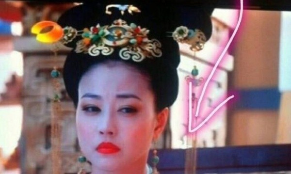 To&agrave;n bộ h&igrave;nh ảnh ph&iacute;a dưới cổ với v&aacute;y gợi cảm trong phim đều bị cắt bỏ