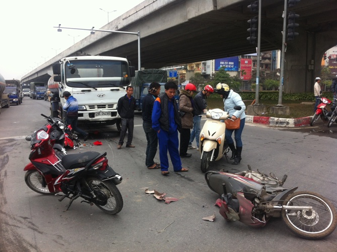 hiện trường của vụ tai nạn li&ecirc;n ho&agrave;n