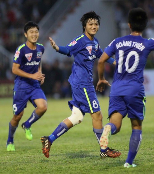 Tuấn Anh ăn mừng b&agrave;n mở tỉ số. Ảnh TN