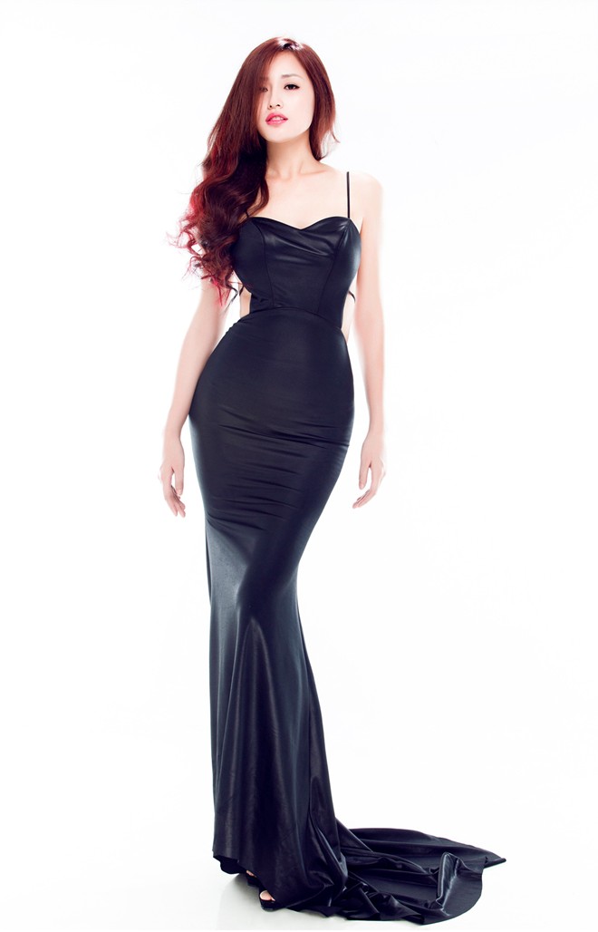 Trong bộ ảnh thời trang mới, hoa hậu Mai Phương Th&uacute;y ph&aacute;t huy h&igrave;nh ảnh quyến rũ bằng gu thời trang dạ hội sang trọng sở trường.