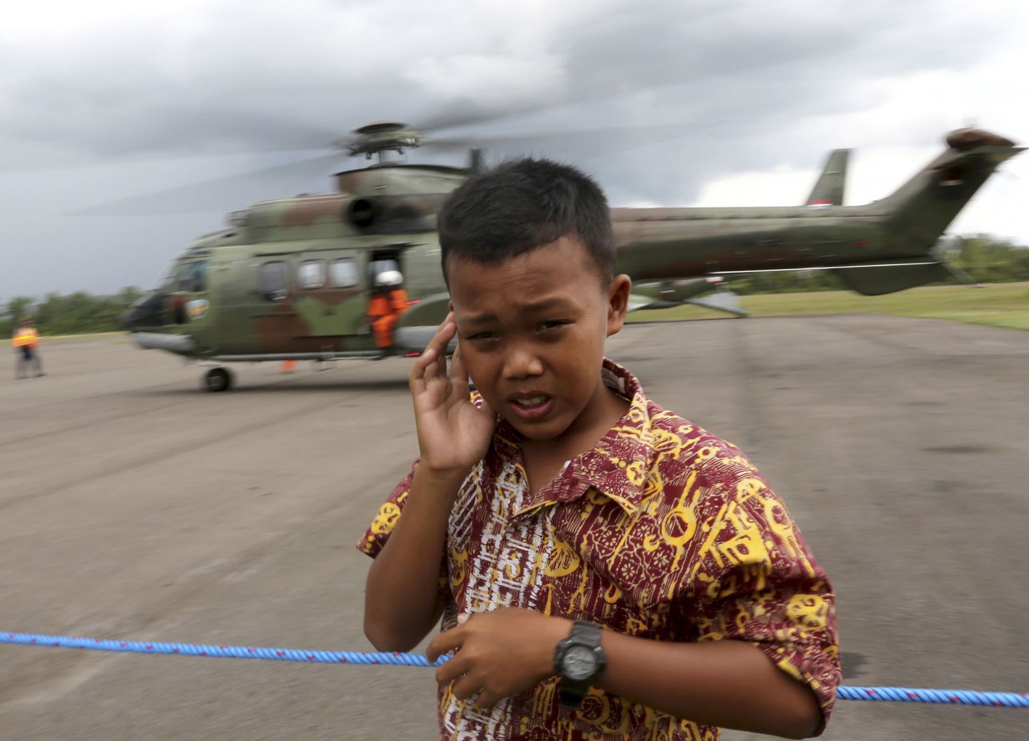 Một học sinh tham gia t&igrave;nh nguyện gi&uacute;p đỡ qu&aacute; tr&igrave;nh t&igrave;m kiếm m&aacute;y bay mất t&iacute;ch