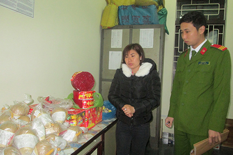 Đối tượng Hương c&ugrave;ng số ph&aacute;o nổ tang vật tại cơ quan c&ocirc;ng an