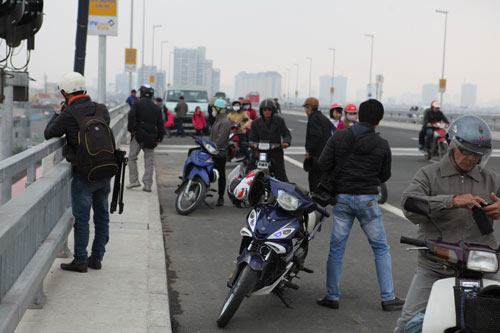 Tình hình giao thông trên cầu Nhật Tân rất lộn xộn sau khi vừa khánh thành