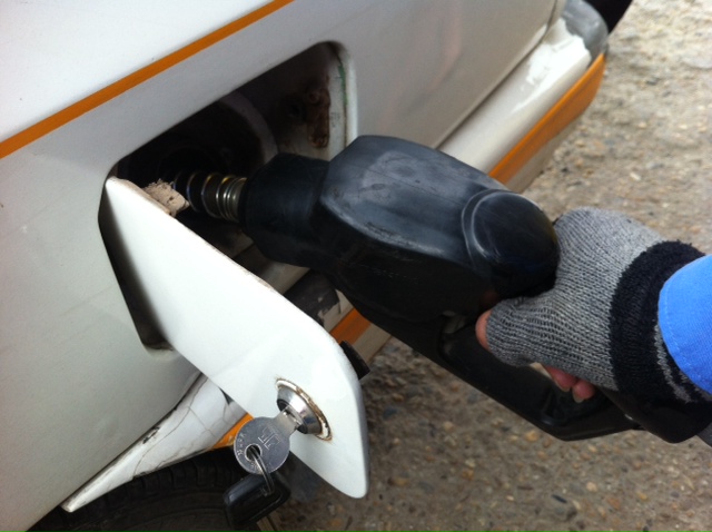 gi&aacute; xăng giảm khiến người ti&ecirc;u d&ugrave;ng vui mừng 