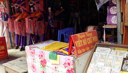 Dịch vụ đổi tiền lẻ ở đền ông Hoàng Bẩy (Lào Cai).