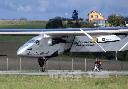 M&aacute;y bay Solar Impulse 2 trong chuyến bay thử nghiệm tại Thụy Sĩ ng&agrave;y 13/11. 