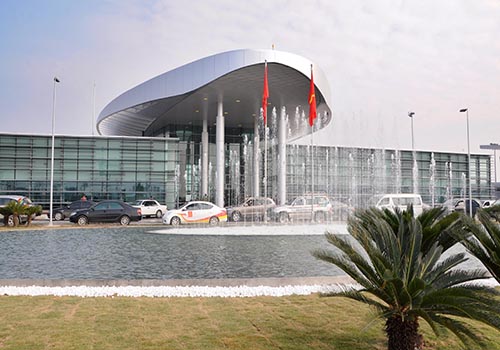 Nhà khách được thiết kế như một “khu nhà vườn có hình cánh hoa”, lấy ý tưởng từ hình ảnh của các vườn cảnh và sự tĩnh lặng của mặt hồ giữa lòng Thủ đô Hà Nội. Phần mái nhà được cách điệu như một cánh hoa sen lớn với những ô lấy sáng được cách điệu với hình ảnh những đài sen vươn lên từ lòng hồ mà phía dưới là phần thân nhà khách. Các góc sân vườn được thiết kế tạo sự cảm nhận ánh sáng ban ngày lan tỏa sâu vào các phòng khách chính. Xung quanh nhà khách là các hồ nước kết hợp với cây xanh, tạo cho nhà khách có cảnh quan giản dị, thanh cao nhưng nồng ấm và sang trọng