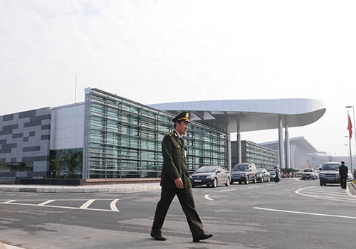 Nhà khách là một công trình biệt lập, có hàng rào ngăn cách với các công trình xung quanh, đảm bảo tính riêng biệt và an ninh tuyệt đối