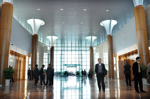 Hình khối kiến trúc của mái sảnh được thiết kế xuyên suốt theo phương dọc nhà khách, tạo thành khối nhấn chính dọc theo trục nghi lễ từ khu vực đưa khách phía trước đến khu đón khách phía khu bay và ngược lại. Các khoảng mở lấy ánh sáng phía trên mái sảnh đã tạo hiệu ứng ánh sáng thành một đường dẫn hành khách di chuyển từ phía trước ra phía sau nhà khách và ngược lại