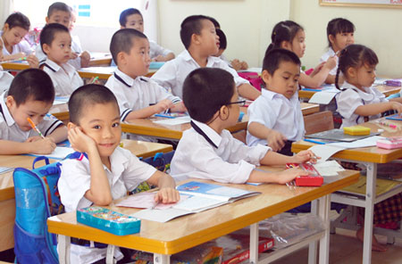 Phụ huynh lo lắng chất lượng gi&aacute;o dục tiểu học khi thay đổi từ chấm điểm sang đ&aacute;nh gi&aacute; bằng nhận x&eacute;t Ảnh: Nguy&ecirc;n Anh