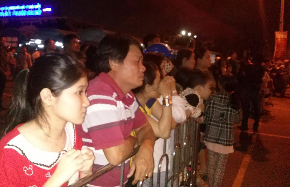 người d&acirc;n ra s&acirc;n bay đ&oacute;n chờ &ocirc;ng Thanh