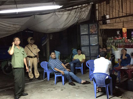 Lực lượng chức năng kh&aacute;m nghiệm hiện trường vụ hỗn chiến