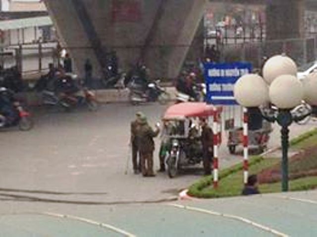 H&agrave;ng chục người điều khiển xe ba b&aacute;nh đến tập trung dưới gầm cầu vượt Ng&atilde; Tư Sở