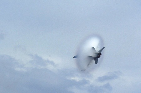 N&oacute; dường như l&agrave; c&aacute;nh cổng mở v&agrave;o một thế giới kh&aacute;c tr&ecirc;n bầu trời 