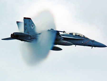 Nếu như nhiệt độ v&agrave; độ ẩm đủ điều kiện th&igrave; sẽ c&oacute; một đ&aacute;m m&acirc;y hơi nước được h&igrave;nh th&agrave;nh 