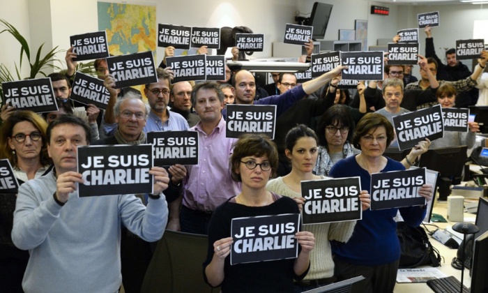 Biểu ngữ &ldquo;Je suis Charlie&rdquo; cũng được c&aacute;c nh&agrave; b&aacute;o giơ l&ecirc;n để chia sẻ với nước Ph&aacute;p