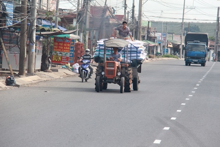 Những chiếc xe c&ograve;n chở cả người ngồi tr&ecirc;n h&agrave;ng h&oacute;a