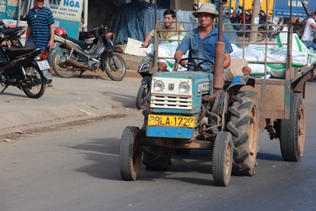 Kh&ocirc;ng hề thấy một lực lượng n&agrave;o xử l&yacute; xe c&ocirc;ng n&ocirc;ng chạy tr&ecirc;n quốc lộ
