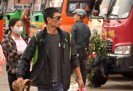 Người dân vẫn mỏi mắt đợi giá cước vận tải giảm Ảnh: Hoàng Nam