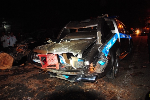 Xe CSGT bị bẹp n&aacute;t