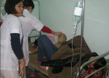 Số lượng c&ocirc;ng nh&acirc;n nhập viện qu&aacute; c&ocirc;ng khiến bệnh viện trở n&ecirc;n qu&aacute; tải.