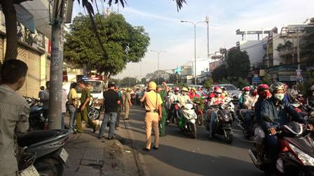 Vụ việc xảy ra ng&agrave;y đường Cộng H&ograve;a khiến &ugrave;n tắc, kẹt xe