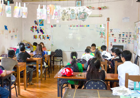 Tần Thị Shu trực tiếp dạy các môn văn hóa và tiếng Anh cho các em trong ngôi nhà tình thương Sa Pa O’Chau