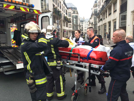 Một nạn nh&acirc;n bị thương đang được nh&acirc;n vi&ecirc;n y tế cấp cứu