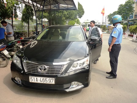 Trước đ&oacute;, tại bến xe Miền Đ&ocirc;ng, Thanh tra giao th&ocirc;ng cũng bắt một taxi Uber vừa kh&ocirc;ng xuất tr&igrave;nh được giấy tờ xe vừa vi phạm quy định kinh doanh taxi