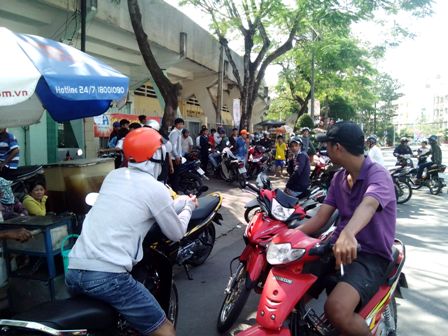 Nhiều CĐV từ c&aacute;c tỉnh đến mua v&eacute; nhưng kh&ocirc;ng mua được