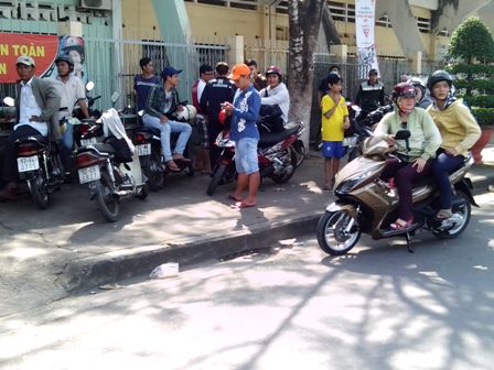 Trong khi đ&oacute; gi&aacute; v&eacute; 