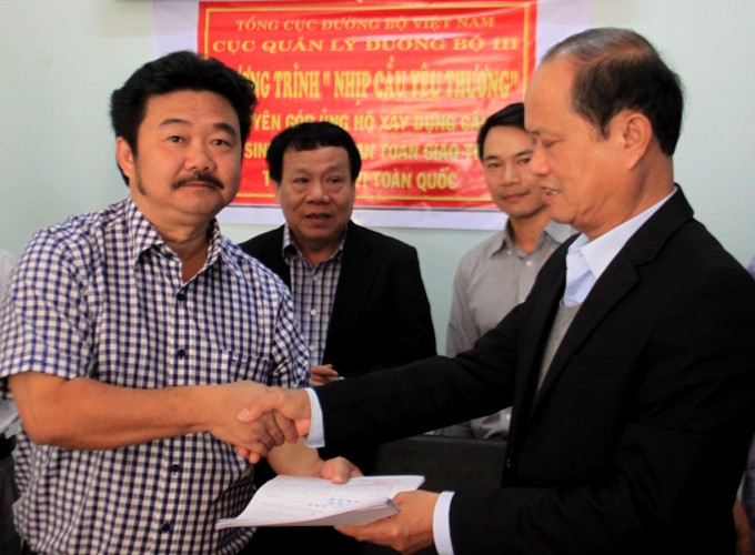 C&ocirc;ng ty CP Quản l&yacute; v&agrave; x&acirc;y dựng đường bộ Kon Tum ủng hộ số tiền 100 triệu đồng cho chương tr&igrave;nh cầu d&acirc;n sinh