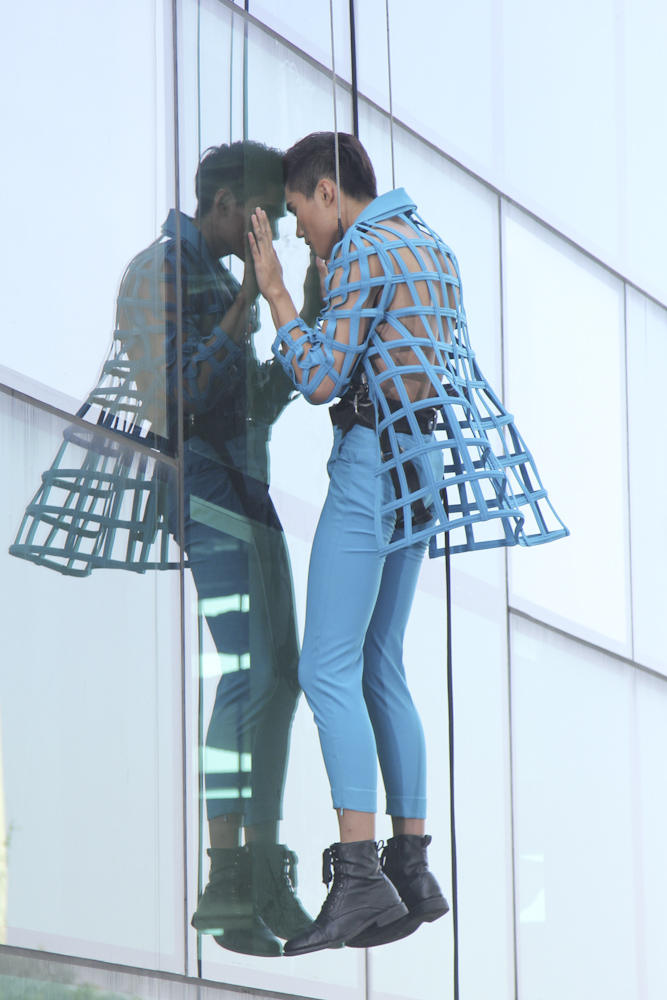 C&aacute;c th&iacute; sinh sẽ bị treo lơ lửng tr&ecirc;n kh&ocirc;ng v&agrave; buộc tạo d&aacute;ng khi c&aacute;ch mặt đất đến gần 20m.