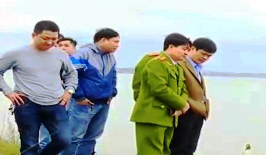 Lực lượng chức năng t&igrave;m kiếm thi thể ch&aacute;u Hiếu tr&ecirc;n s&ocirc;ng