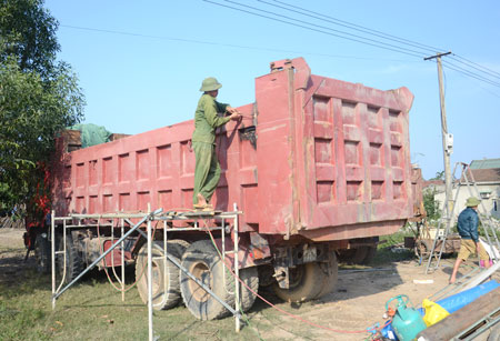 C&aacute;c chủ xe, l&aacute;i xe tự đưa phương tiện đi cắt th&agrave;nh th&ugrave;ng cơi nới