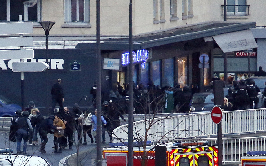 Cảnh tượng hỗn loạn trước cửa si&ecirc;u thị Hy