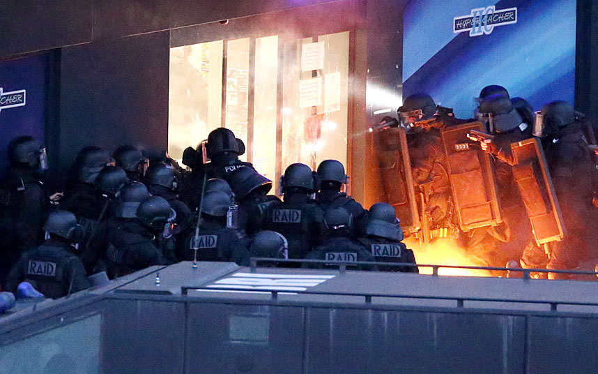 C&aacute;c lực lượng đặc biệt chuẩn bị x&ocirc;ng v&agrave;o