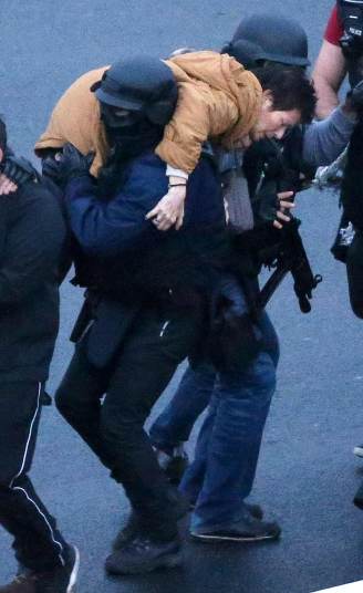 C&aacute;c lực lượng đặc biệt gi&uacute;p đỡ một người gi&agrave; tho&aacute;t khỏi si&ecirc;u thị